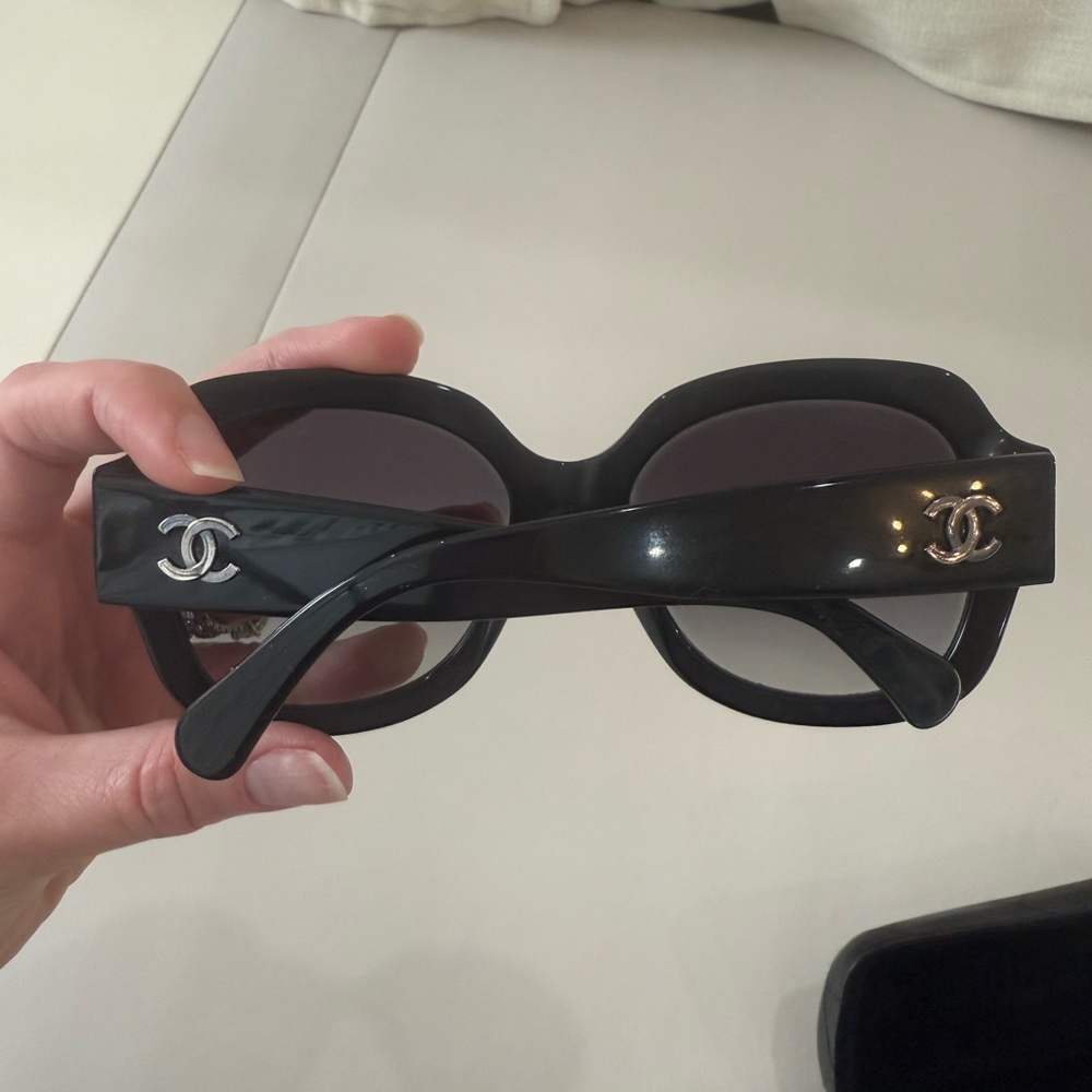 Authentic Chanel
Sunglasses black with a purple tint lense